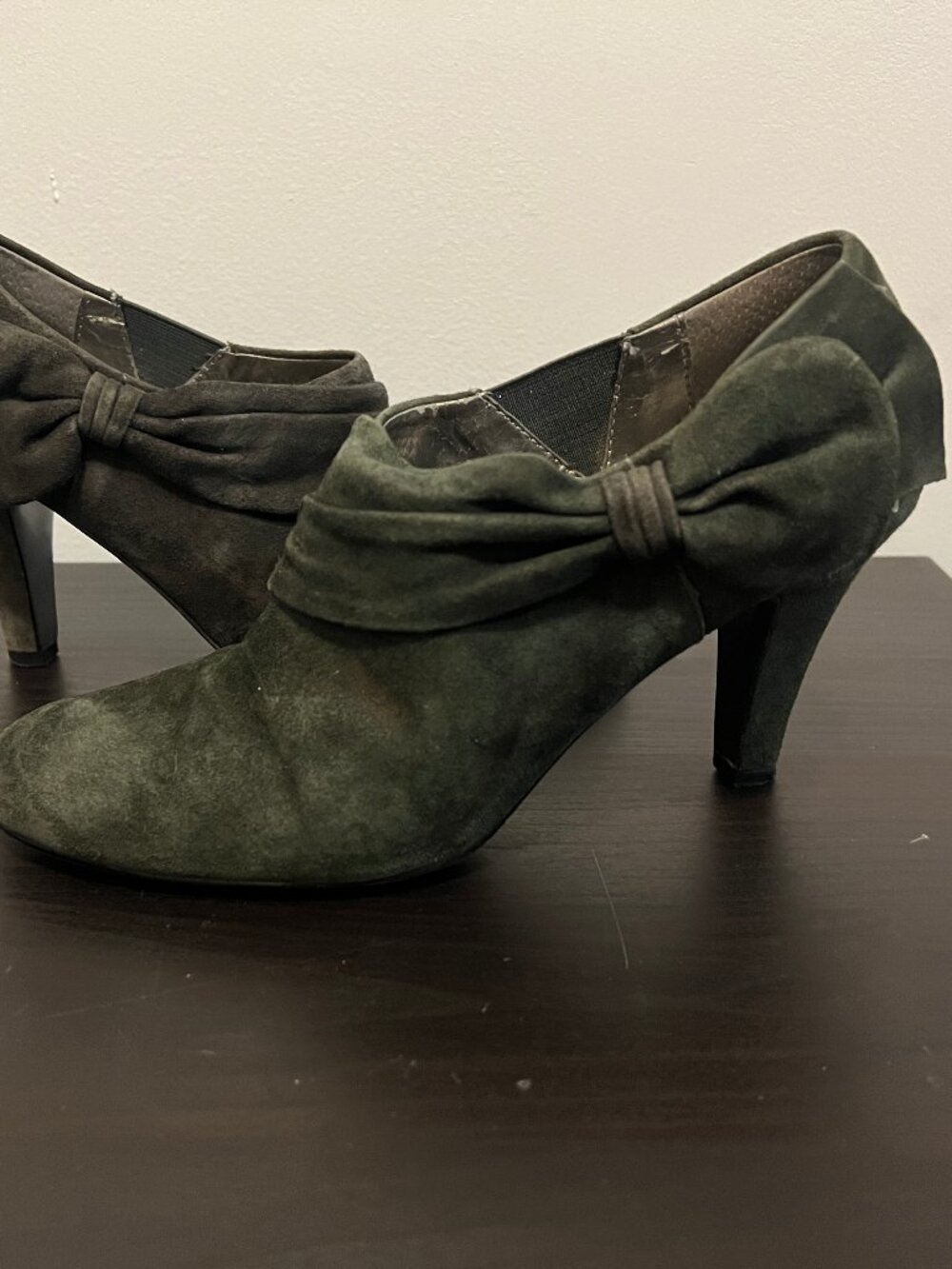 Tahari Greyson Grey Suede Bow Accent Heeled Shooties Pumps 8.5